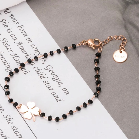 Dainty clover charm black beads bracelet - Picture 2 of 3